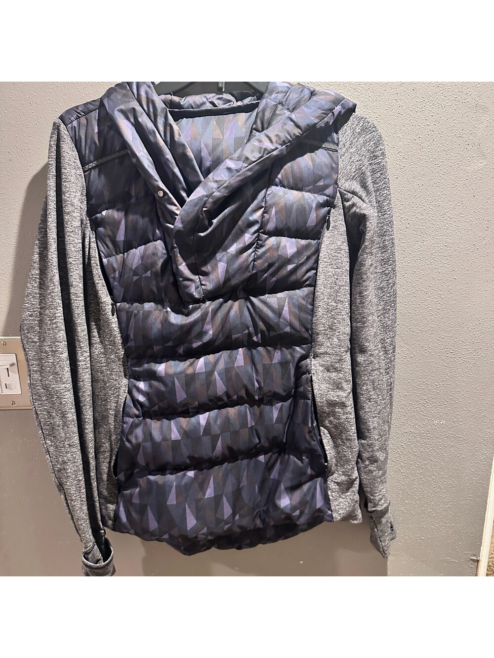 Lululemon Women's Size 6 Fluff Off Jacket with Gray Sleeves
